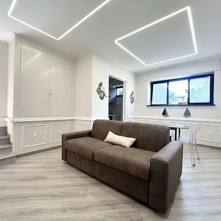 Апартаменты Golden Luxe - Jacuzzi Modern Front Sea Private Parking